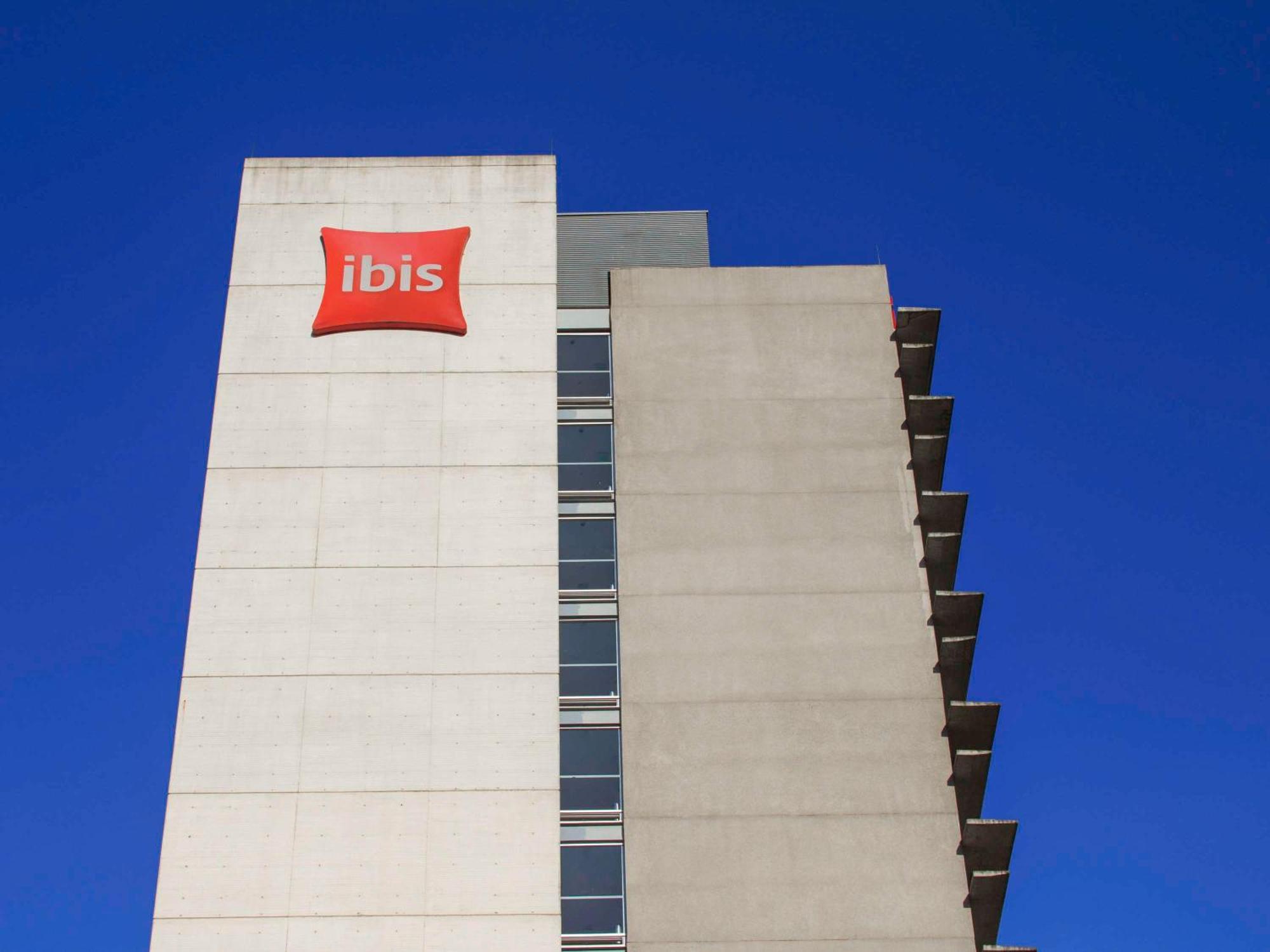 Отель Ibis Медельин Экстерьер фото